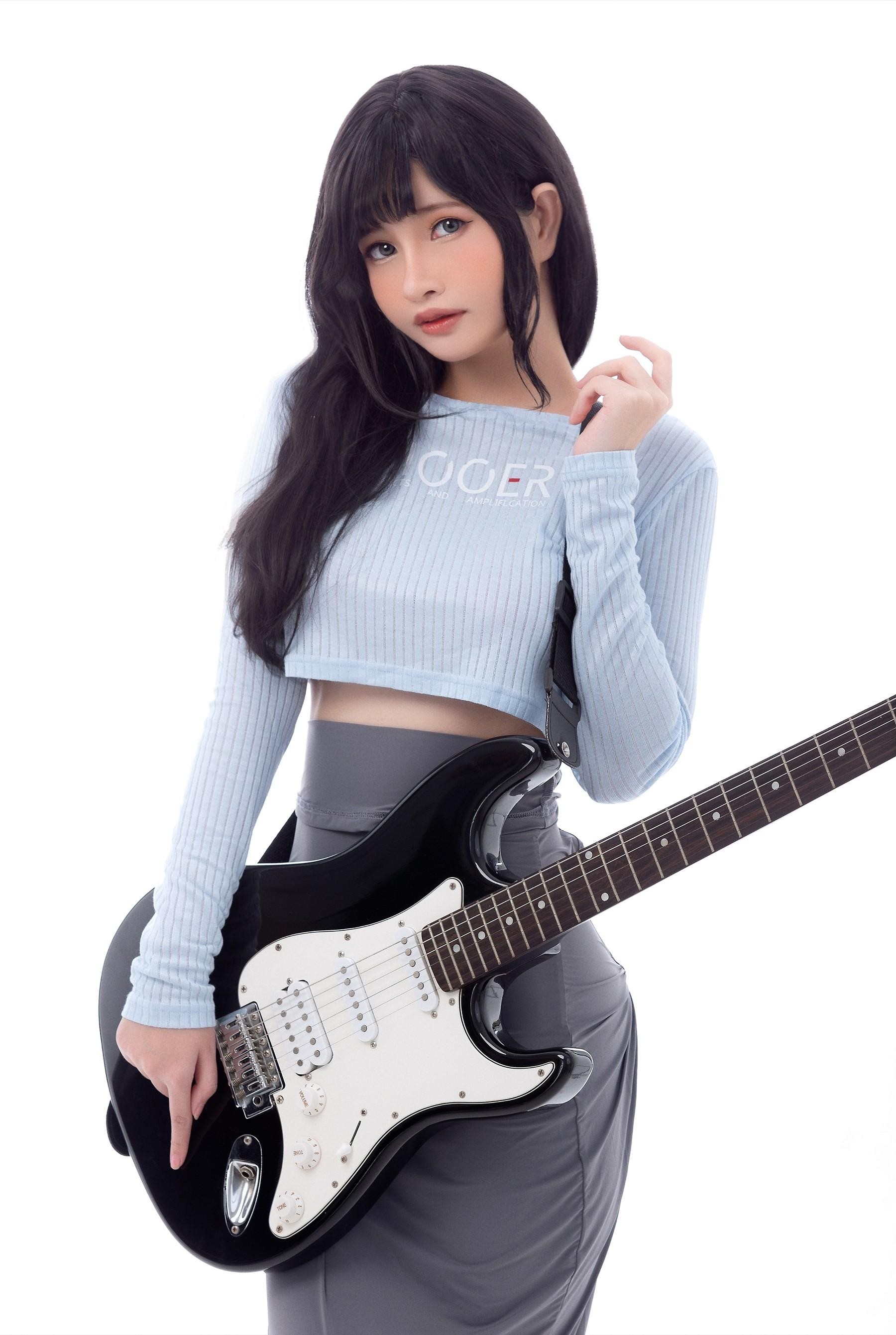 Azami - NO.66 Guitar Sister [26P]